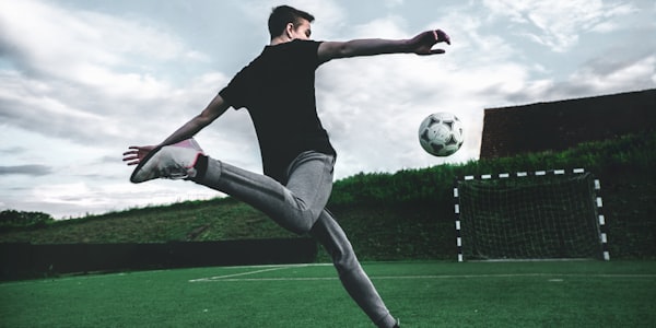 显示实时比分更新的智能手机屏幕特写